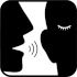 Une personne parle à l'oreille d'une autre. 